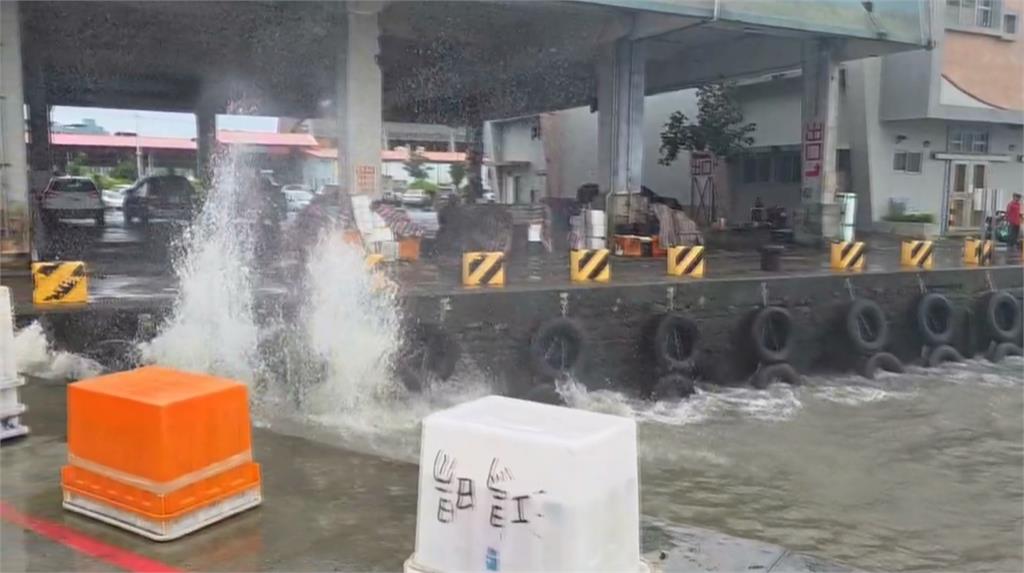 薇帕颱風外圍環流+漲潮　屏東東港魚市場大淹水