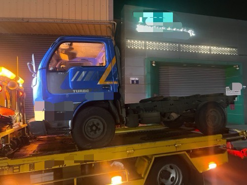 國道驚魂!疑未保持安全距離 轎車撞上小貨車害翻車