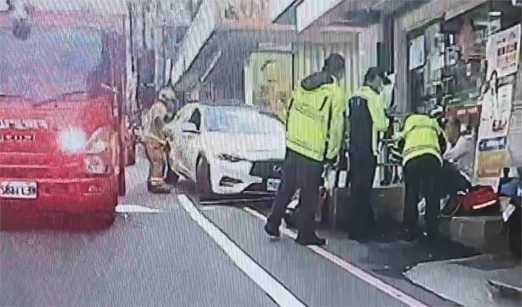 開車途中疑"癲癇發作" 駕駛失控撞藥局幸無人傷