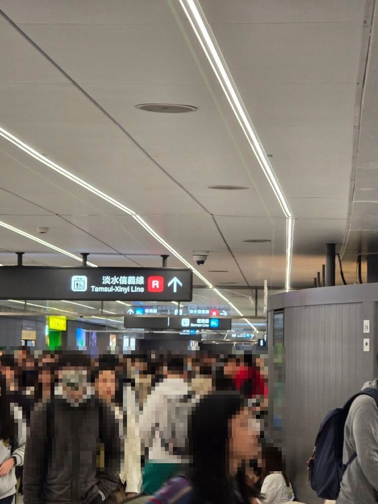 快訊／北捷遭人丟煙霧彈！57歲男傳遭「30cm長刀插背」命危與死神搏鬥中