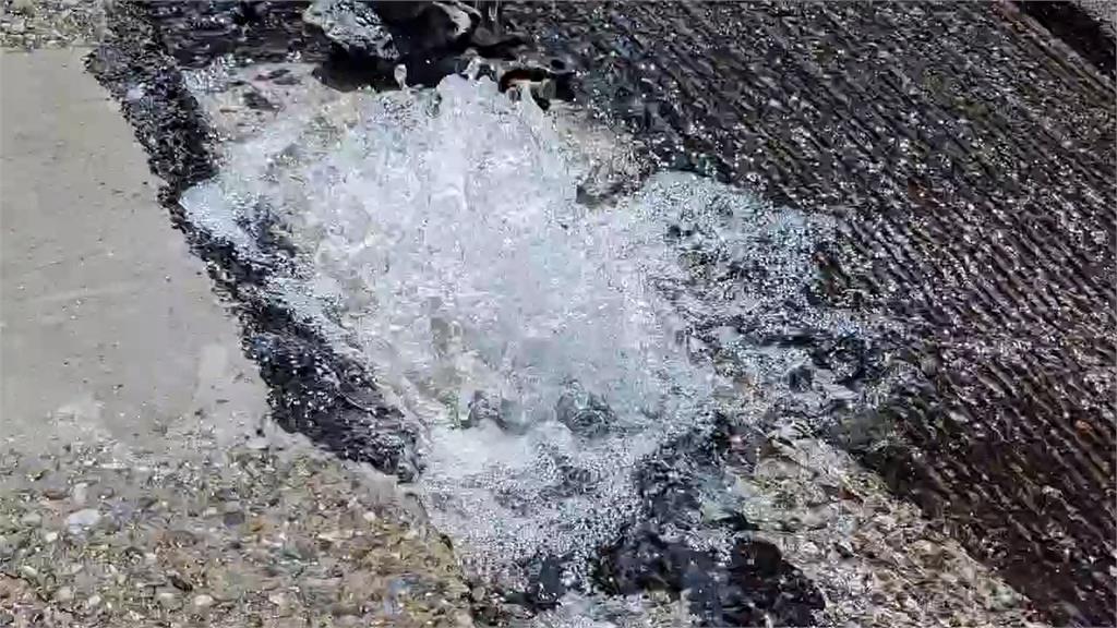 基隆社區路口"水柱狂噴" 廠商挖破管害1249戶一度停水