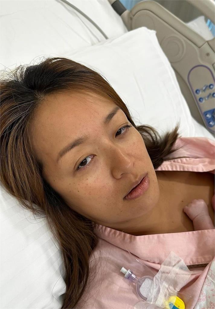 《百靈果》凱莉當媽了!自曝產後真實狀態喊:看到嬰兒哭不出來