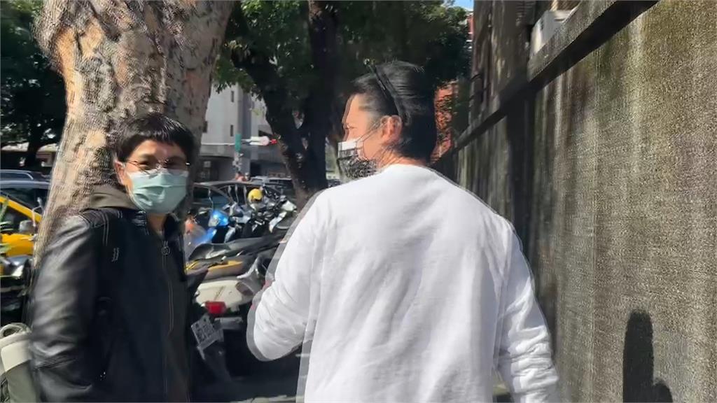 新店「啞鈴弒父案」國民法官共同審理 為新戲準備?吳慷仁現身旁聽