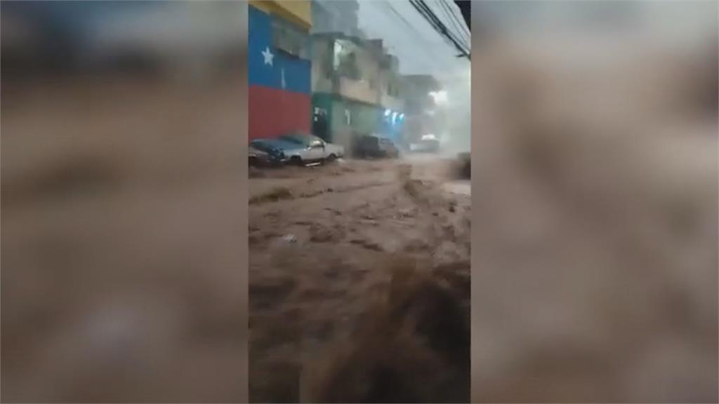 委內瑞拉豪雨成災！逾70輛車遭沖走　民眾受困「抓繩逃生」　多人失蹤