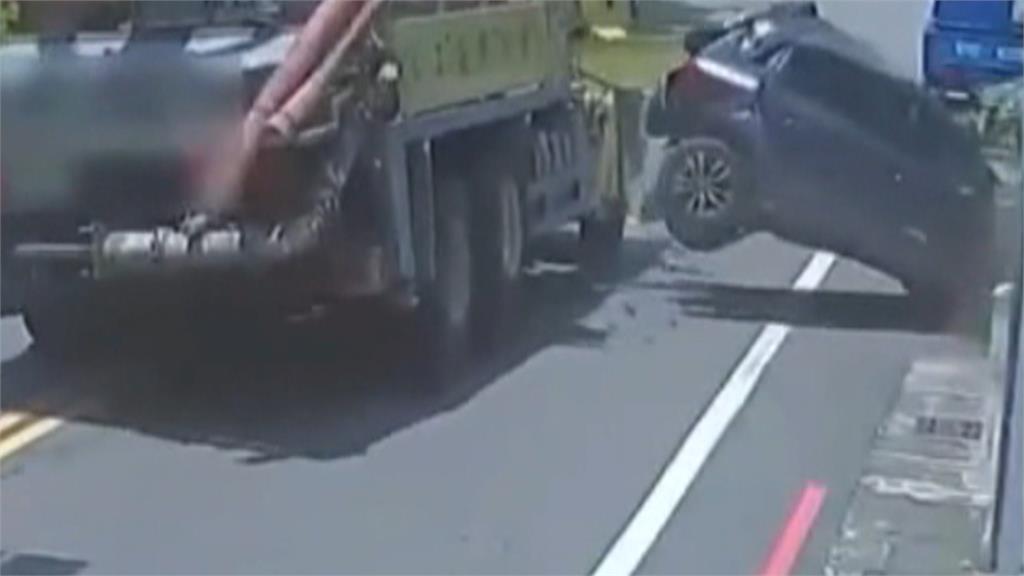 苗栗混凝土車轉彎支架滑落 如「掃堂腿」削爛路邊轎車
