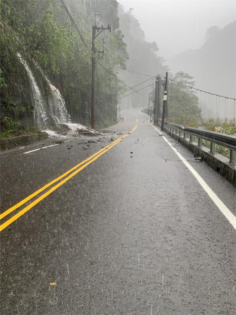 快新聞／中颱梅花雨彈襲來！新北烏來山路大淹水　「黃泥瀑布」傾瀉而下