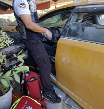 快新聞/高雄小黃司機引火自焚!恐嚇車行「家破人亡」 衝撞入內起火燃燒