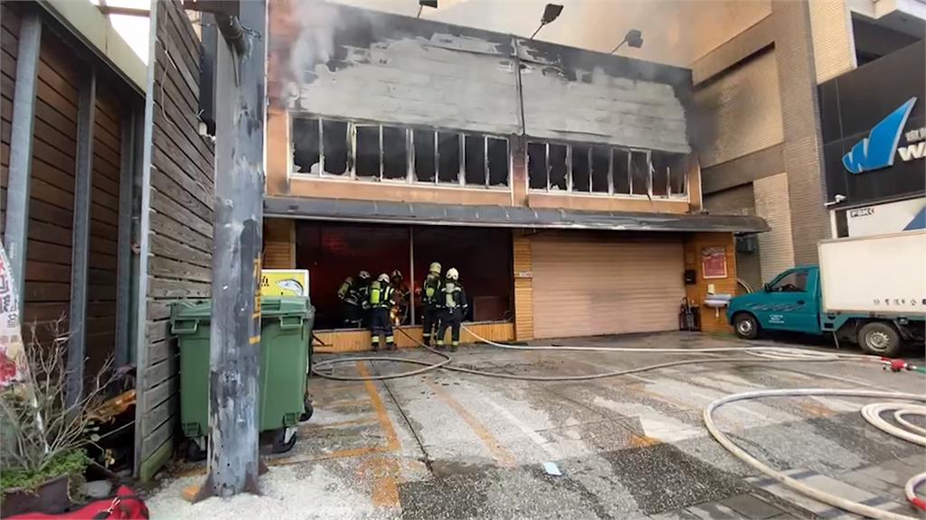 桃園八德火鍋店清晨竄惡火 疑變電箱起火、警消半小時控制火勢
