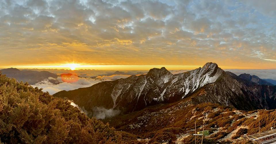 2026第一道曙光畫面曝！鄭明典分享「元旦最高升旗」讚：美麗的青天白日滿地紅