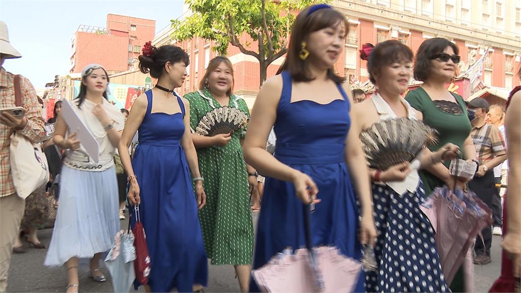 穿越百年回味復古! 大稻埕變裝遊行 穿旗袍、草帽嗨翻街頭