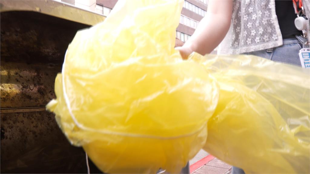 長知識!輕便雨衣扔垃圾桶「慘收罰單」 正確丟法公開