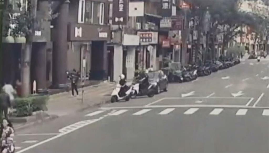 快新聞／生死一瞬！板橋男突心肌梗塞倒地　巡邏警即刻救援搶命