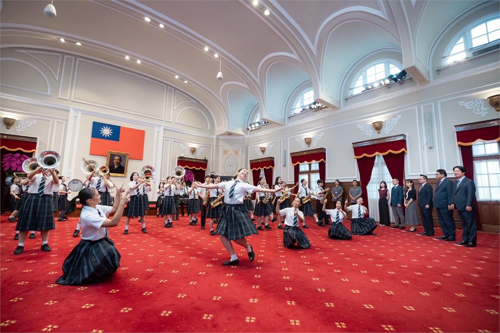 快新聞/接見沖繩西原高校行進樂隊 賴清德變「學生」親體驗打鼓樂趣