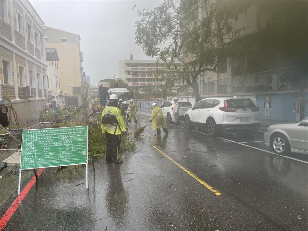 快新聞/雨彈襲! 台南中西區路樹倒塌 路邊自小客車慘遭重壓