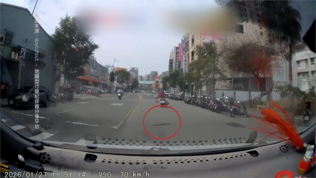 台中婦人騎車連闖２紅燈　回收物沿路掉現多項違規