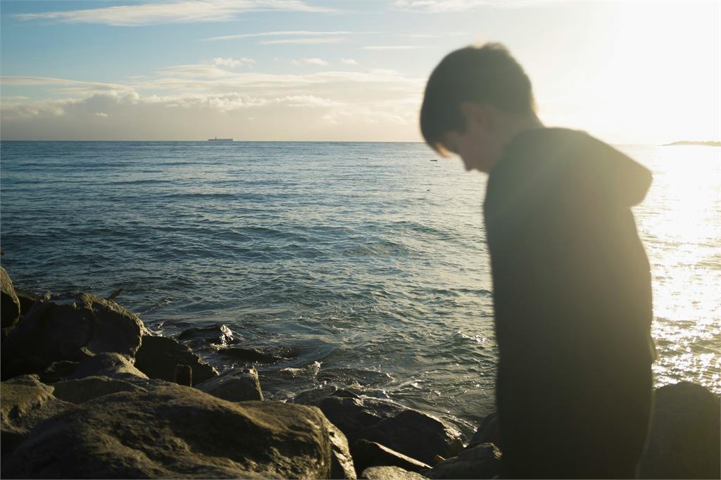 15歲少年「身高僅138CM」醫驚：長不高了！竟是「熬夜偷做1事」又不關燈