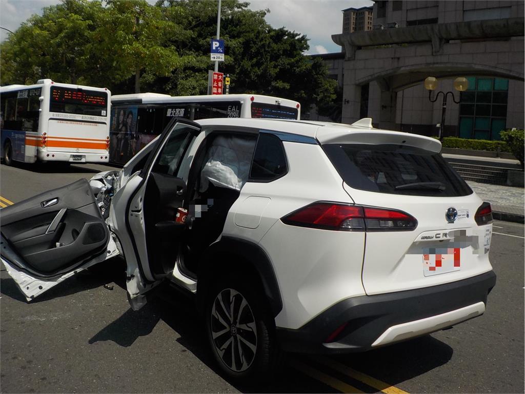 快新聞/板橋車站前車禍!公車擦撞多元計程車 3人輕傷送醫