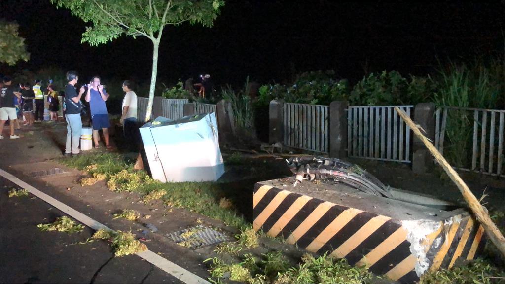 快新聞／台東嚴重車禍！轎車疑高速行駛撞變電箱「再翻進排水溝」　1男1女命危