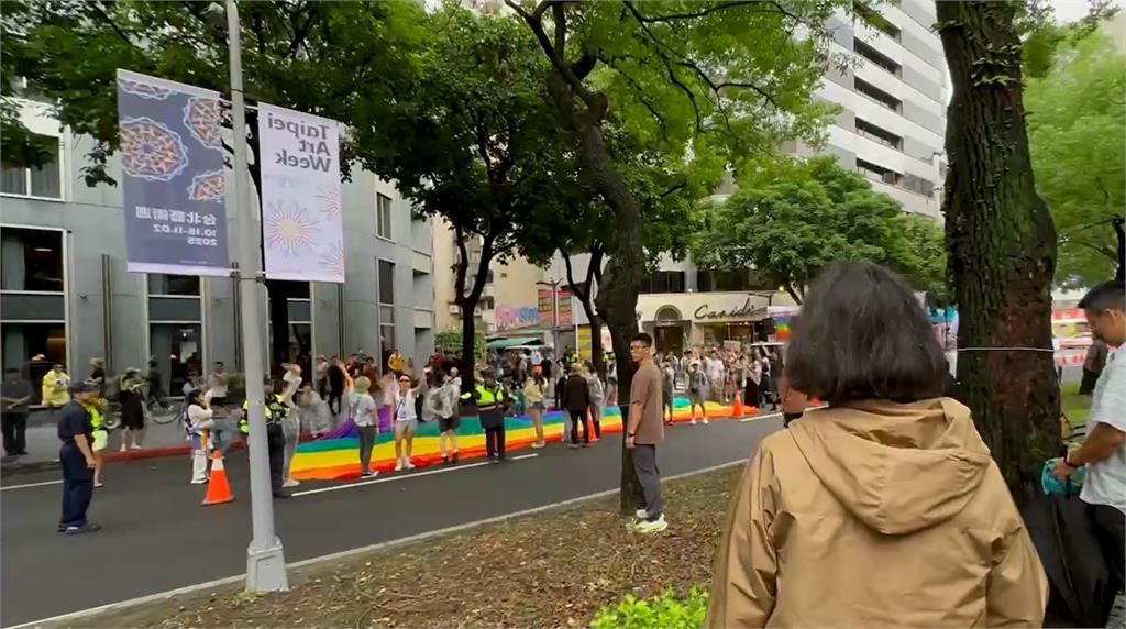 快新聞/蔡英文驚喜現身同志大遊行 愛犬鳳梨妹、樂樂萌翻全場