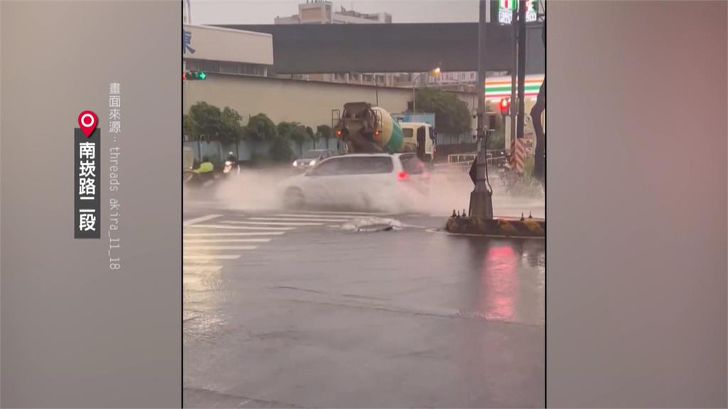桃園暴雨災情! 路面成噴泉.道路汪洋 市區驚傳路面塌陷