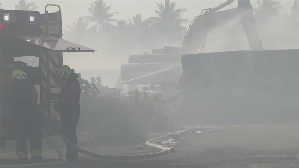 屏東太陽能板原料儲料廠大火　調派怪手「挖土滅火」