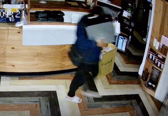 離譜！　花蓮咖啡廳深夜遭竊　賊撬收銀機不成竟「整台抱走」