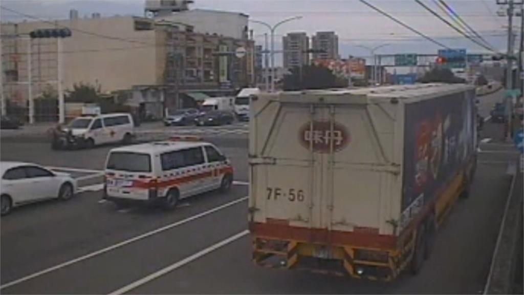 執勤救護車撞機車 一場車禍兩台救護車遭殃