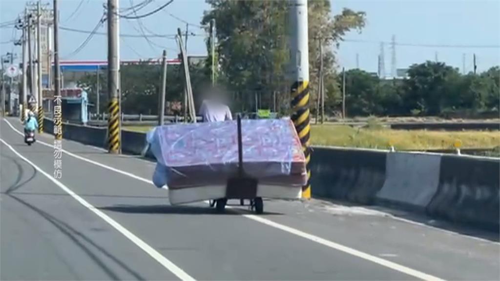 床墊路上跑? 雲林男子腳踏車載三張床墊影響行車安全