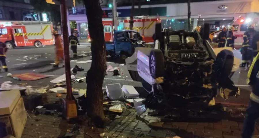 快新聞／板橋深夜車禍「小貨車迴轉對撞轎車」2車翻覆　現場遍地殘骸