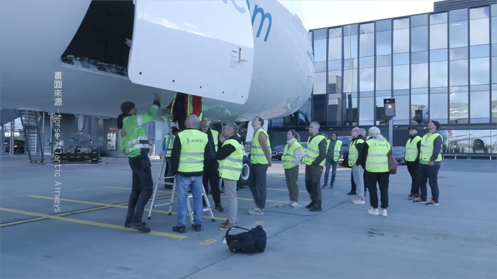 波音787客機載45名科學家　成功降落南極「冰雪跑道」