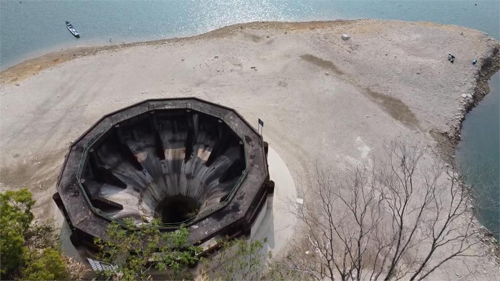 日月潭水情告急蓄水率跌破6成？九蛙全露面神祕黑洞罕見完整現身驚呆全網