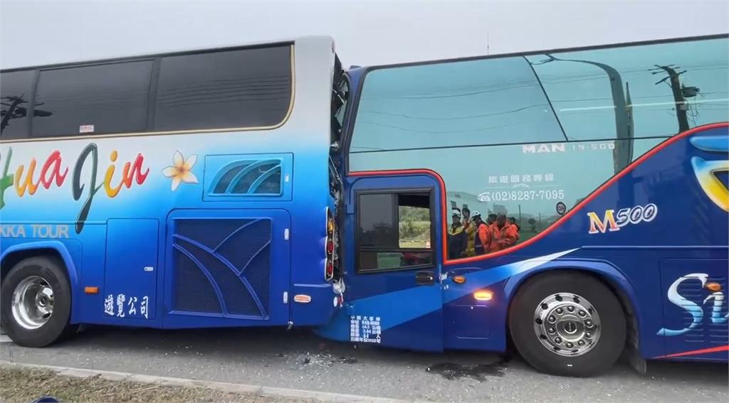 快新聞/嘉義進香團2遊覽車追撞 23傷緊急送醫救治中