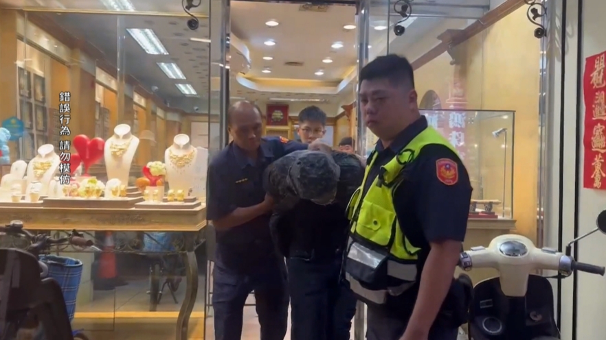 屏東銀樓遭搶!歹徒持棍狂毆老闆夫妻 路過警衝入壓制