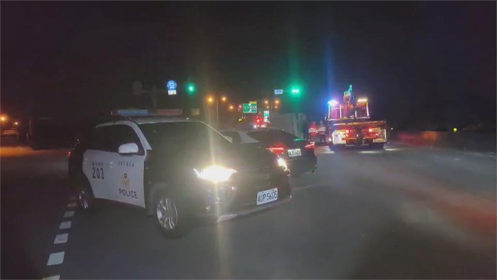 砂石車閃避機車翻覆起火 車頭秒變大火球 駕駛及時逃生