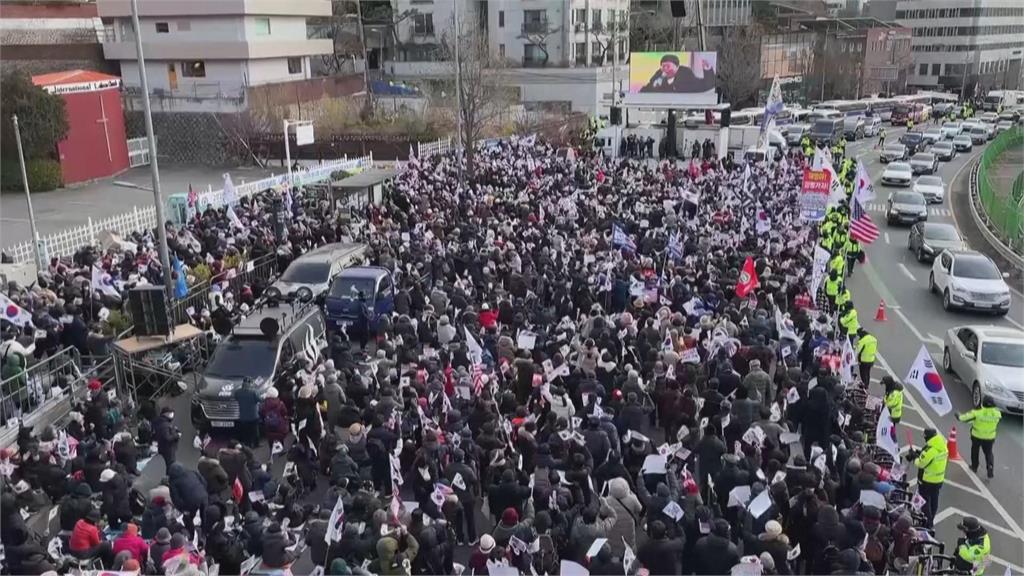 尹錫悅支持者高揮美韓國旗 盼川普救救尹錫悅