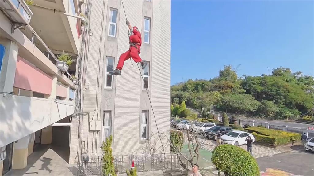 耶誕老人好忙! 現身校園"3樓垂降1樓"撒糖果