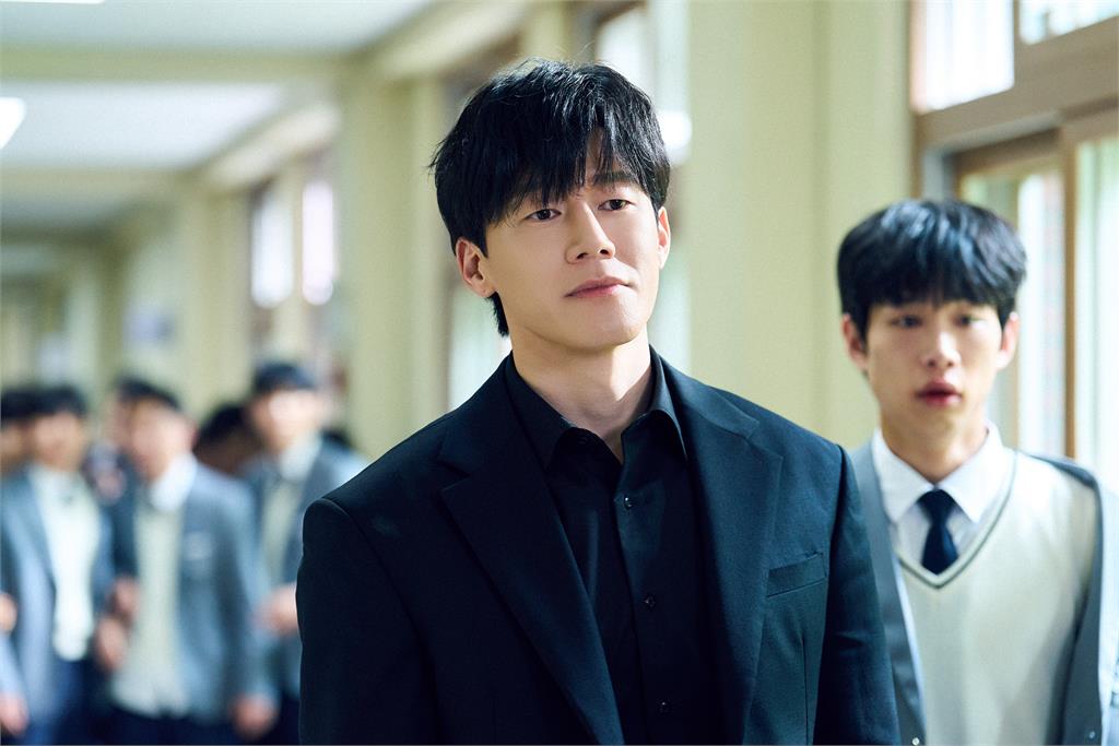 《鐵拳教育》爆紅原因曝光！「用瘋子打敗瘋子」惡霸學生全踢鐵板　戳中台灣老師心聲