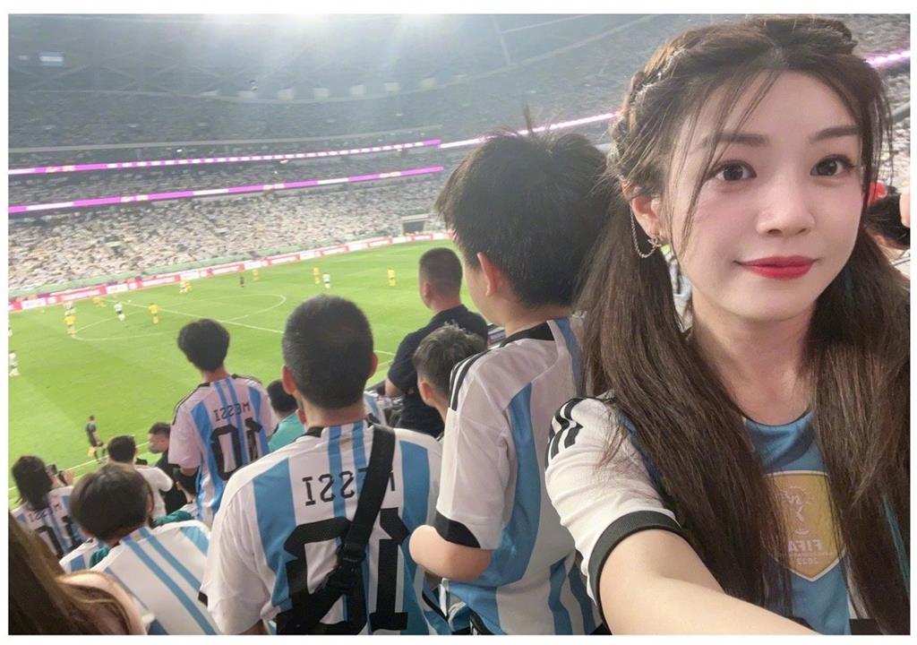 40歲陳妍希「嫩妹裝扮」朝聖梅西!阿根廷球衣「太小件」側身合照全現形