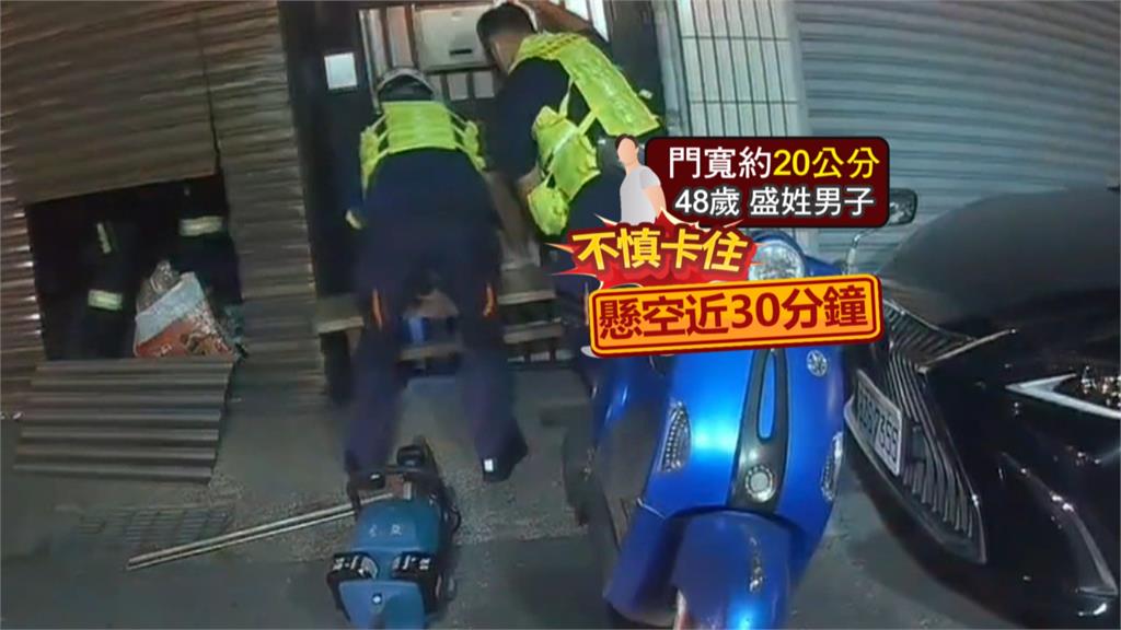 忘帶鑰匙爬門縫！男子攔腰卡半空　送醫救回一命