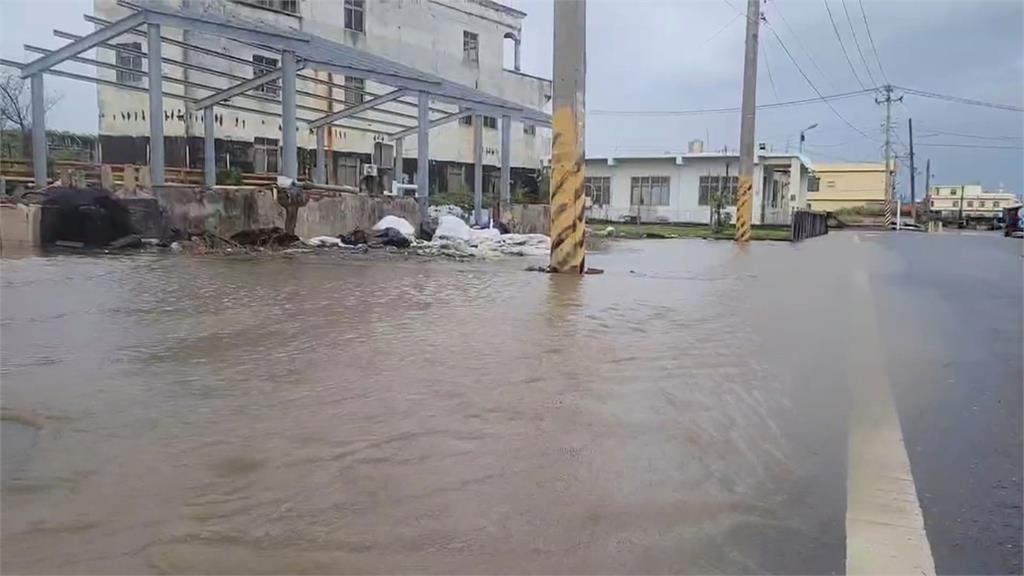 屏東枋寮海堤遭沖破管線毀 養殖魚塭憂災損盼建立應變措施