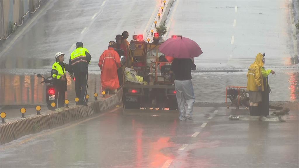 雷雨狂炸!板橋大觀地下道一度封閉 樹林巷弄「水淹小腿肚」