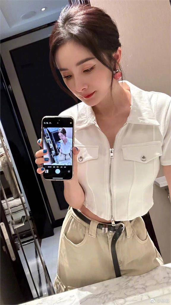 楊冪紅毯禮服「大方露」解放白肌 網稱羨:誰說這樣36歲?