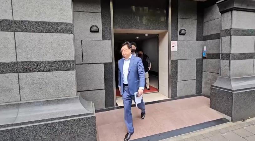 快新聞/錢籌到了? 沈慶京律師胡原龍一早現身北院
