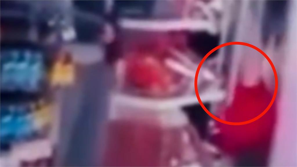 小孩店門口亂跑被提醒!奧客媽爆氣羞辱逼「店員下跪」15秒畫面曝光網炸鍋