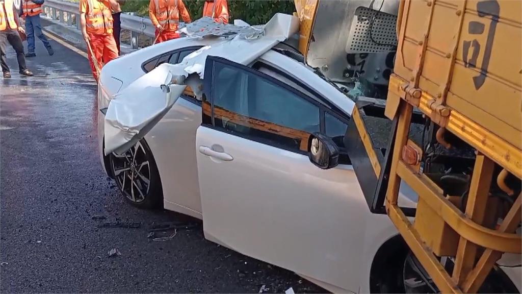 啟動定速輔助釀禍？　轎車撞緩撞車「駕駛奇蹟脫困」