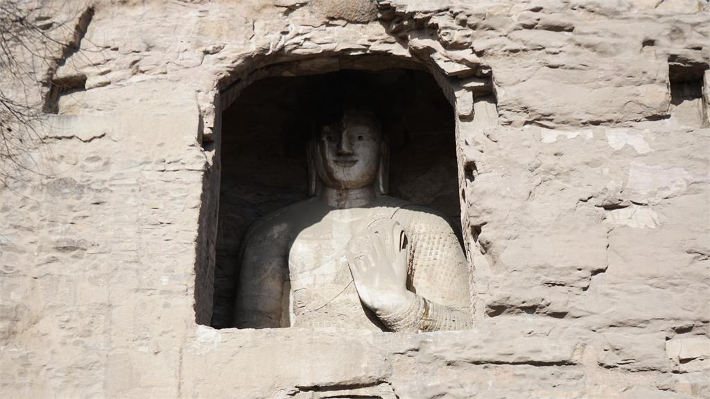 中國寒流太猛佛祖也受寒！雲岡石窟「佛像流鼻涕」照瘋傳...網急喊：感冒了