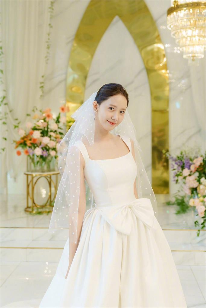 潤娥搶當最美新娘！激辣婚紗「勒出絕頂身材」網暈爛：從天而降的天使