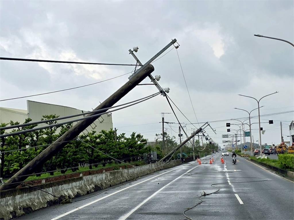 丹娜絲襲台!2454支電桿倒成骨牌陣創史上最嚴重 台電傾全國搶修人力拚嘉南復電