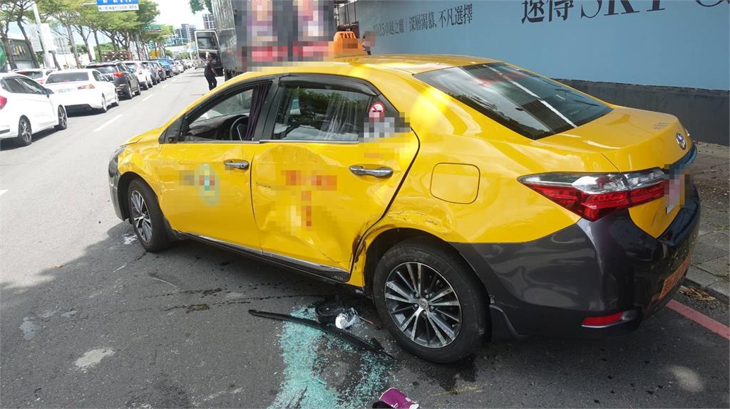 桃園貨車行駛向右偏離車道 計程車遭撞整台翻覆