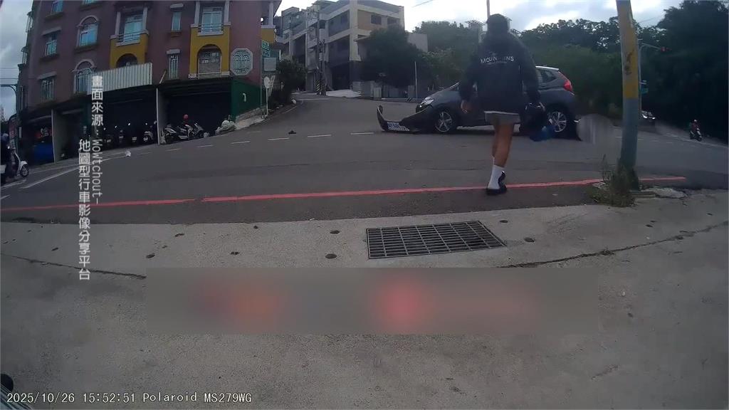 新竹驚悚車禍! 停紅燈卻被倒車撞上 騎士連人帶車被拖行數公尺